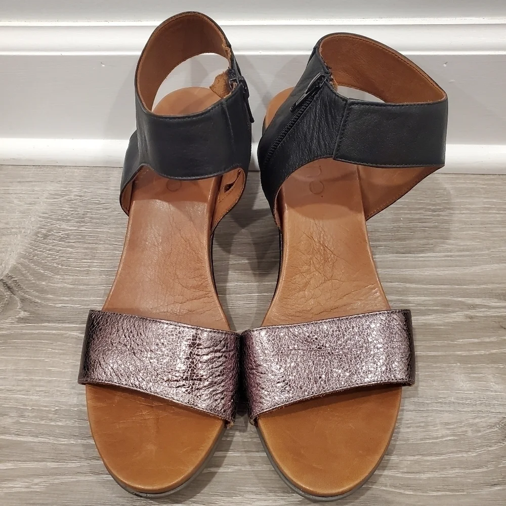 NEW BUENO Ida Wedge Sandal In Pewter Metallic/ Black Leather